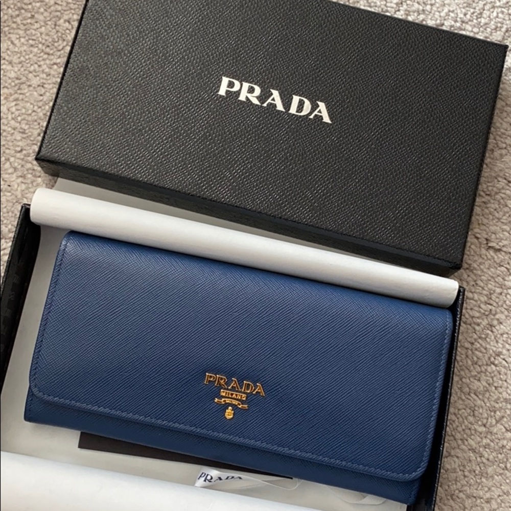 Prada saffiano wallet